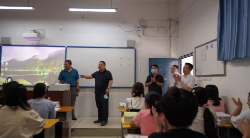 第38个教师节，重庆市万州区人力资源和社会保障局领导莅临我校走访慰问