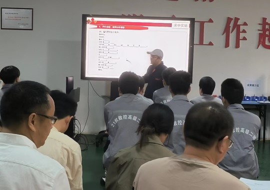 重庆市万州区中等职业教育学科装备制造大类工学一体化教学公开课在我校顺利举行　　
